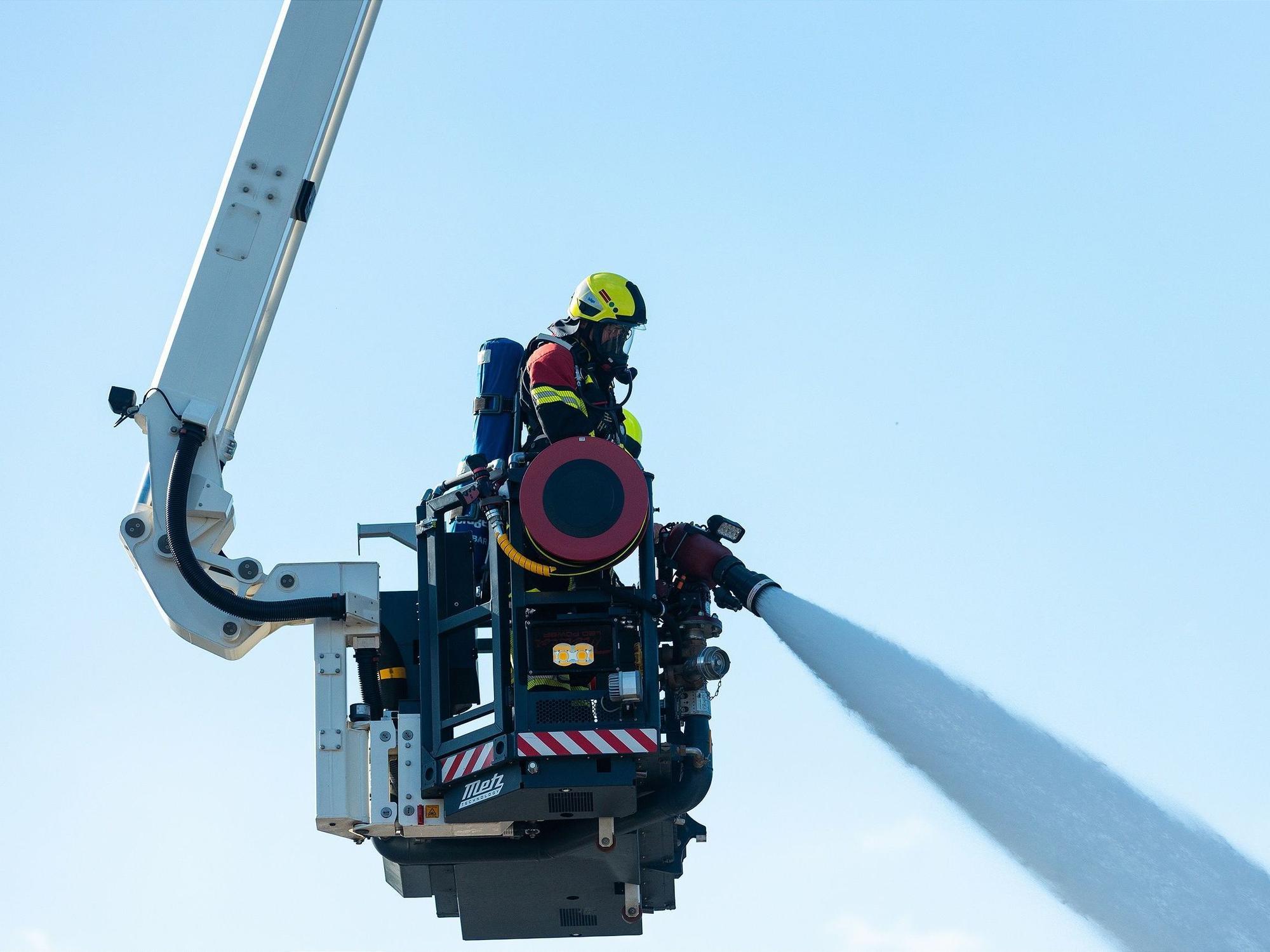 Einsatzkräfte der Feuerwehr bei Nachlöscharbeiten im Saarland.