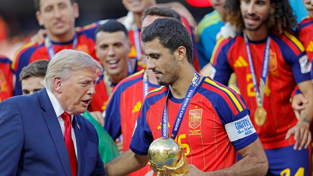 Donald Trump überreicht Rodri den WM-Pokal.