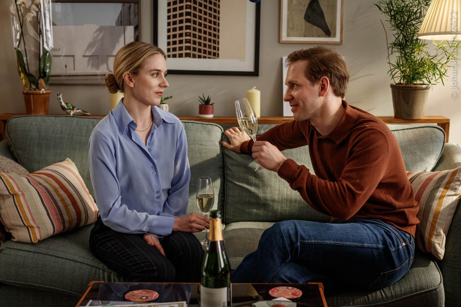 Mathilda (Carla Sehn) und ihr Freund Johannes (Simon Reithner) sind zusammengezogen. Beide sind im Beruf und um sie herum bekommen alle Freunde Kinder. „Endlich erwachsen“ erzählt aus Sicht von Mathilda, wie sie „den Zwang“ des Erwachsenwerdens erlebt. Inklusive zahlreicher Traumsequenzen, wie das Leben anders laufen könnte. (Bild: Peter Cederling)