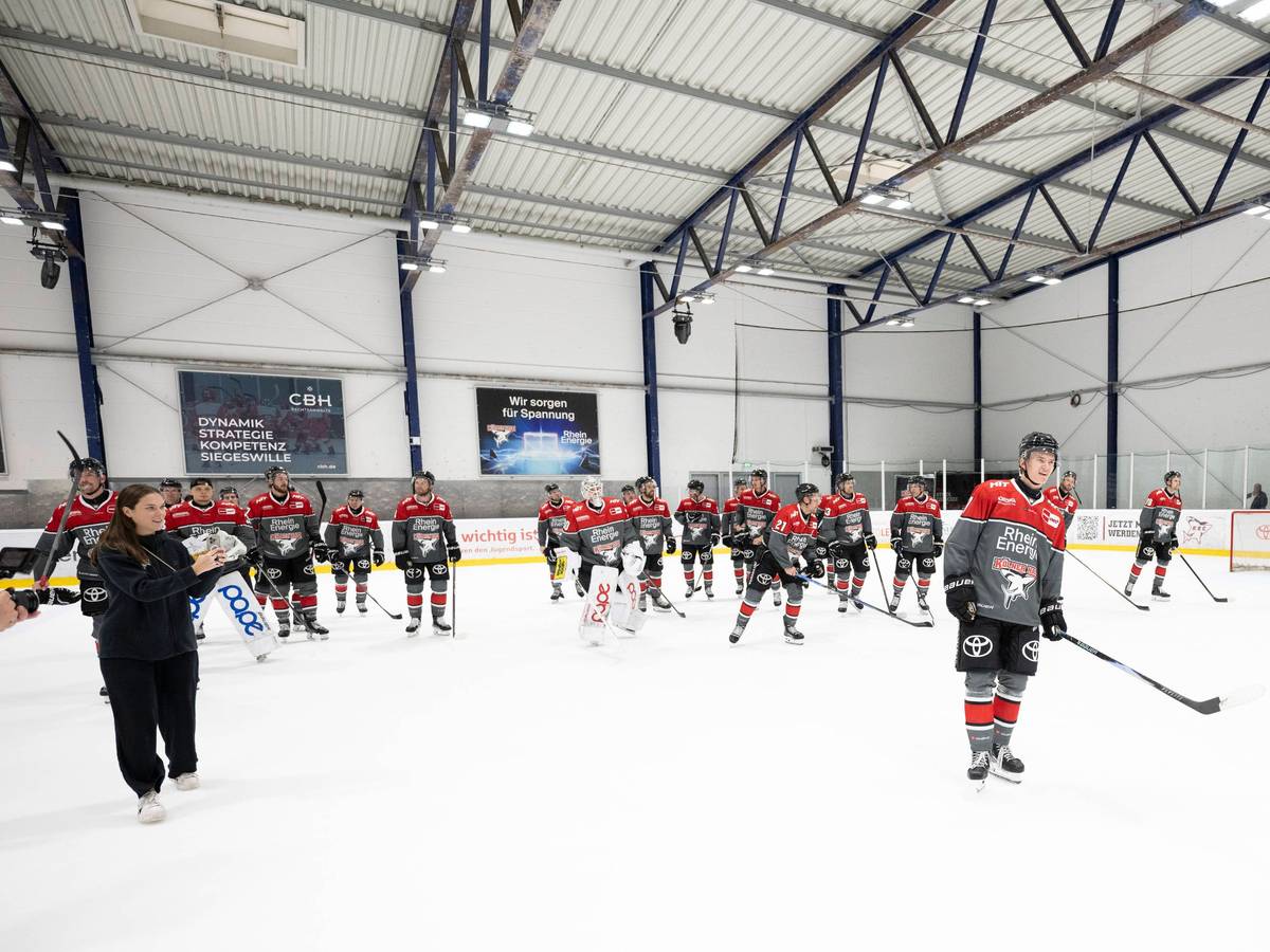 Die Kölner Haie verlassen geschlossen das Eis.