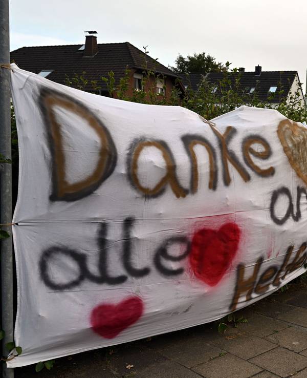 Ein Feuerwehrauto fährt an einem Banner mit der Aufschrift „Danke an alle Helfer“ vorbei. Den Waldbrand im Hürtgenwald haben die Einsatzkräfte unter Kontrolle gebracht.