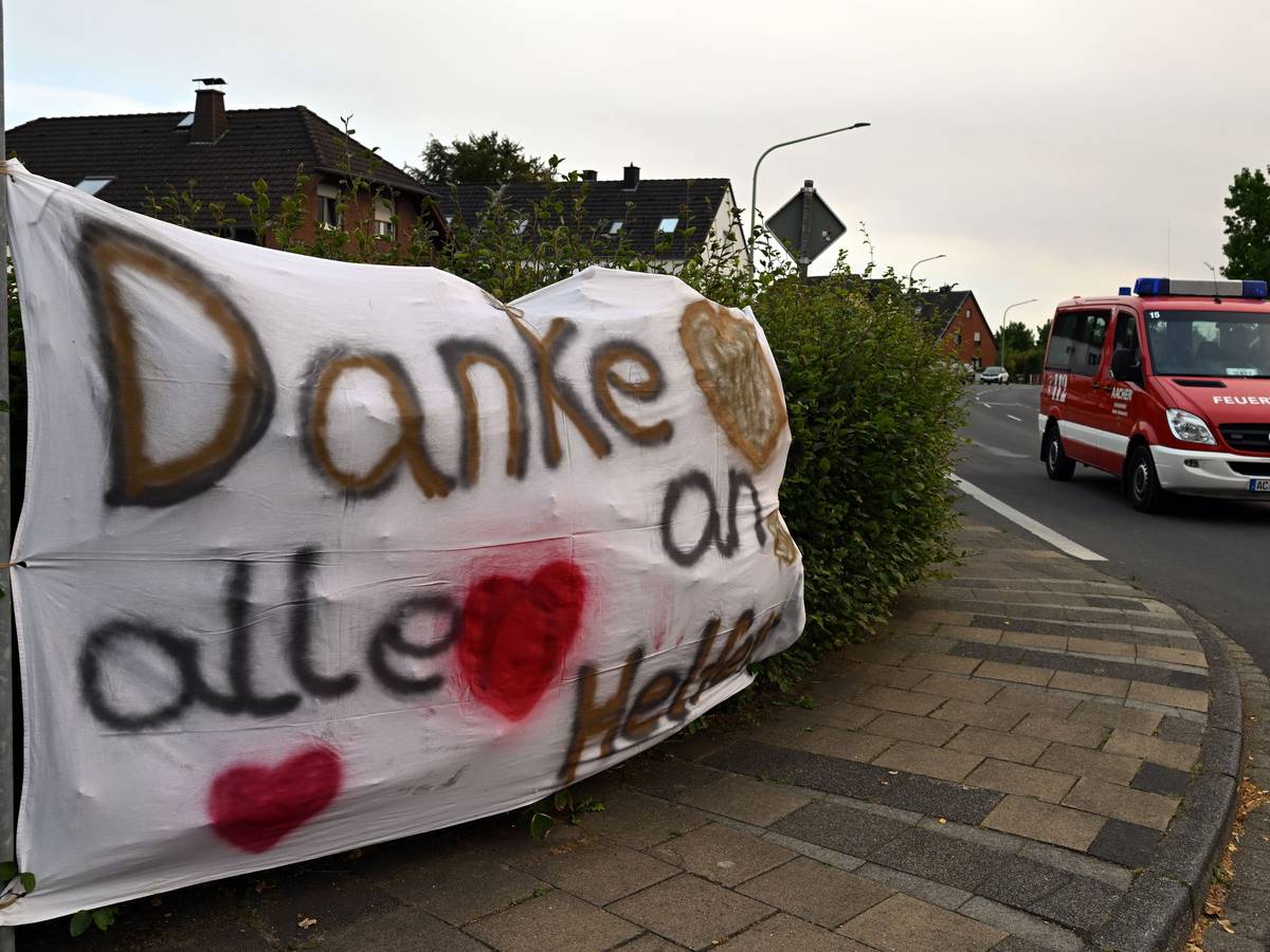 Ein Feuerwehrauto fährt an einem Banner mit der Aufschrift „Danke an alle Helfer“ vorbei. Den Waldbrand im Hürtgenwald haben die Einsatzkräfte unter Kontrolle gebracht.