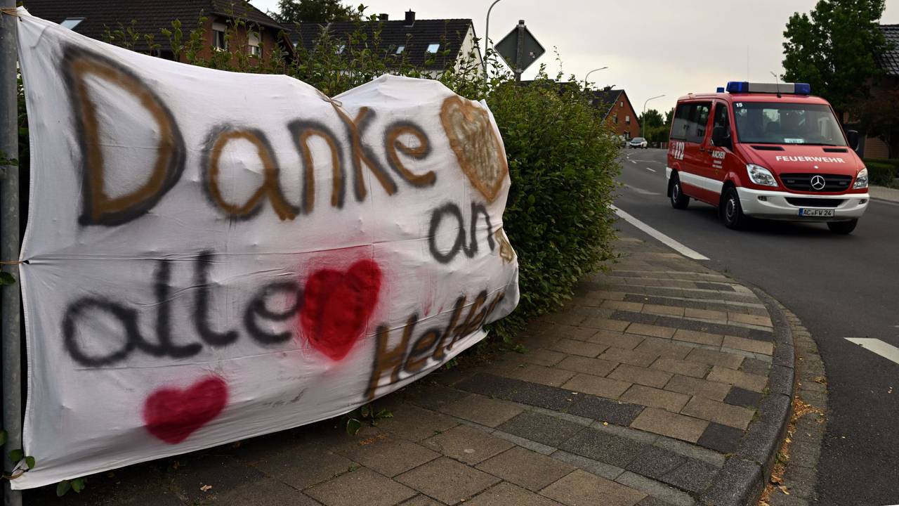 Ein Feuerwehrauto fährt an einem Banner mit der Aufschrift „Danke an alle Helfer“ vorbei. Den Waldbrand im Hürtgenwald haben die Einsatzkräfte unter Kontrolle gebracht.