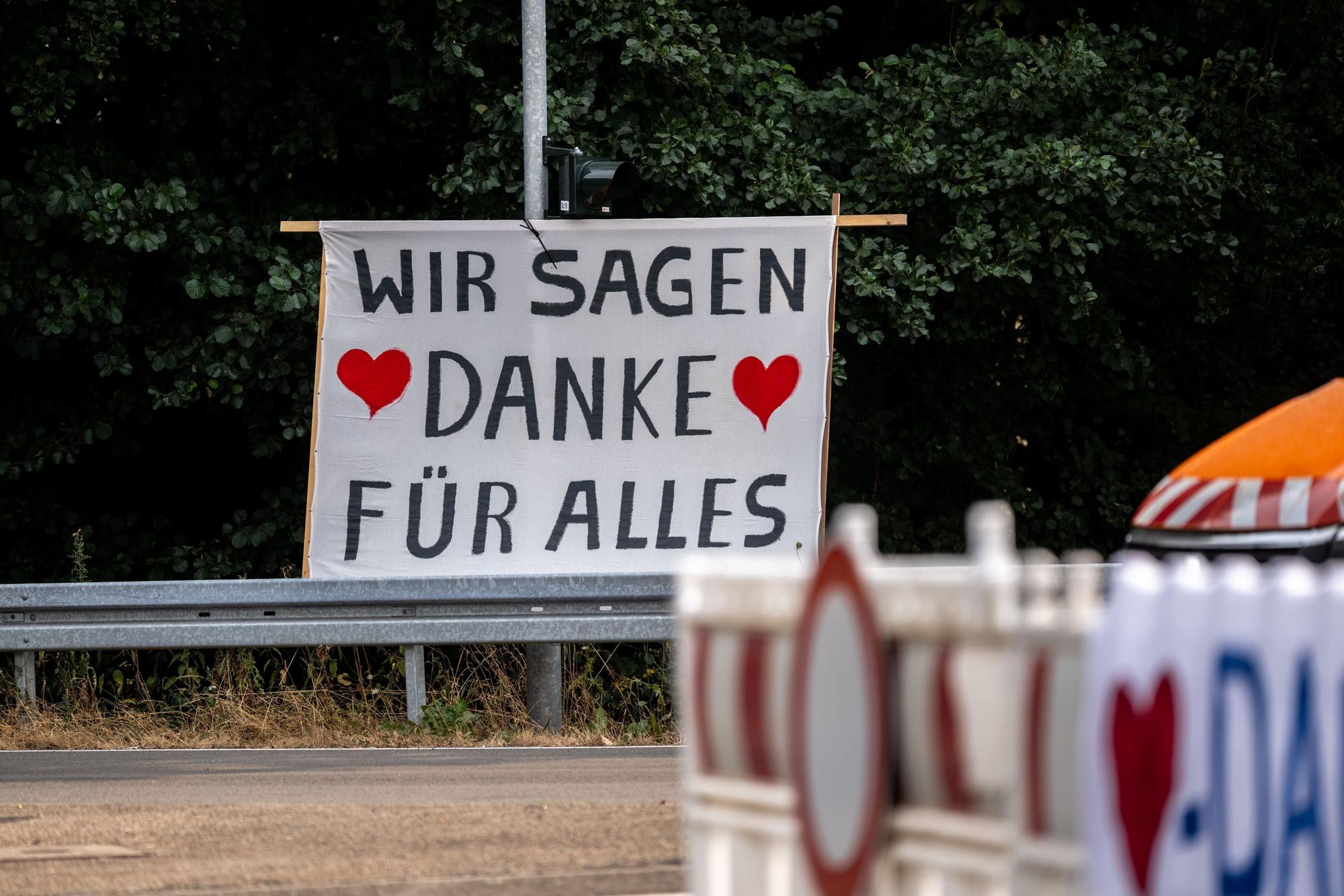 Die Bewohner der Ortschaft Gey danken den Rettungskräften für den Einsatz im Waldbrandgebiet im Hürtgenwald mit einem Transparent mit der Aufschrift „Wir sagen Danke für alles“.