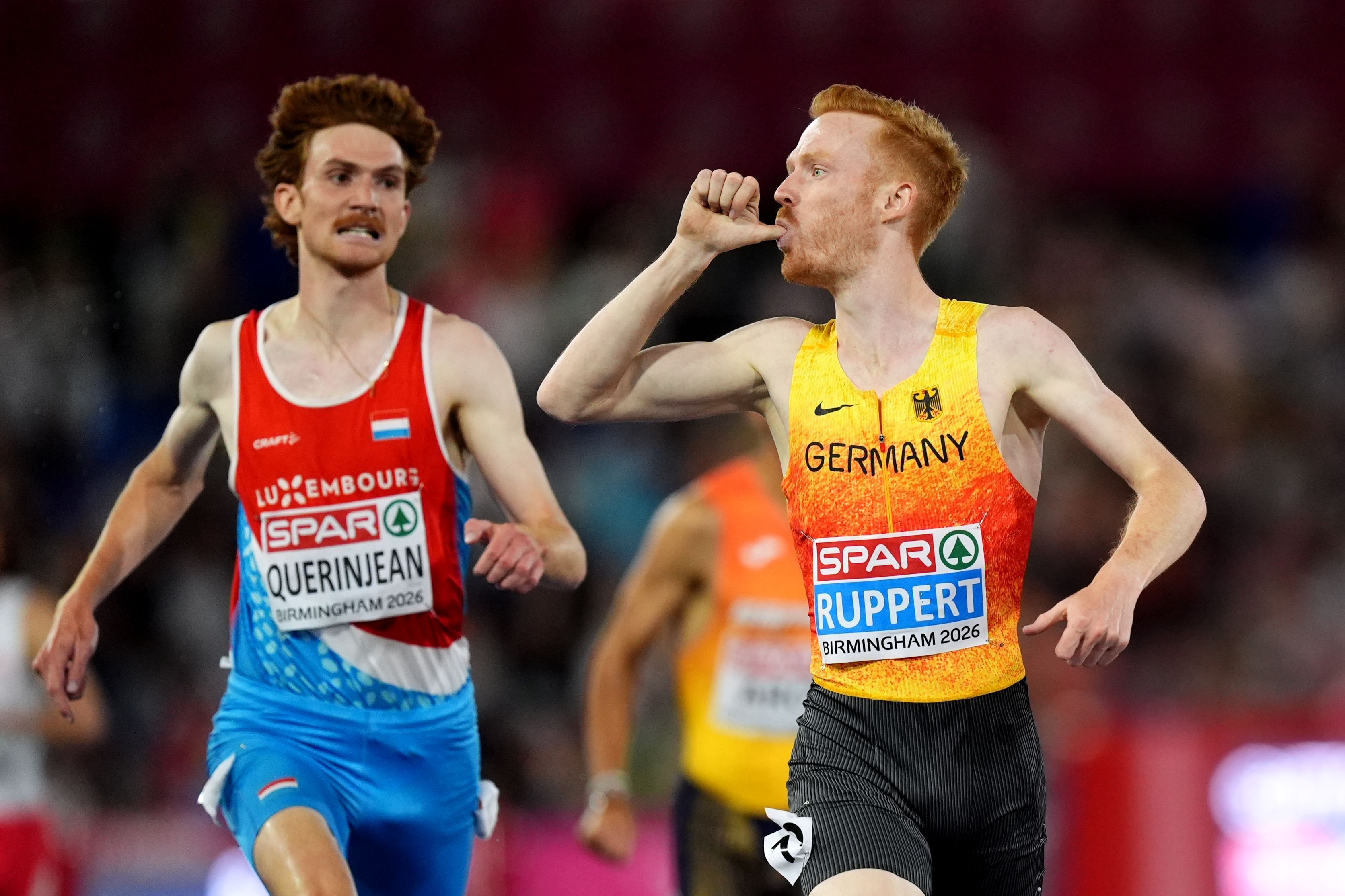 Frederik Ruppert steckt beim Zieleinlauf den Daumen in den Mund.