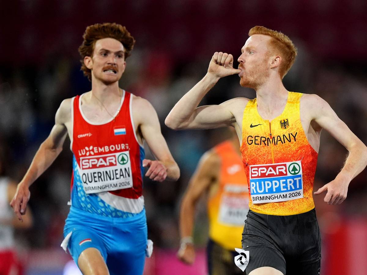 Frederik Ruppert steckt beim Zieleinlauf den Daumen in den Mund.