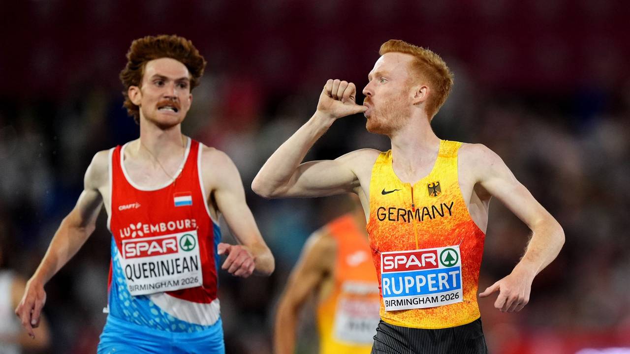 Frederik Ruppert steckt beim Zieleinlauf den Daumen in den Mund.