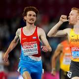 Frederik Ruppert steckt beim Zieleinlauf den Daumen in den Mund.
