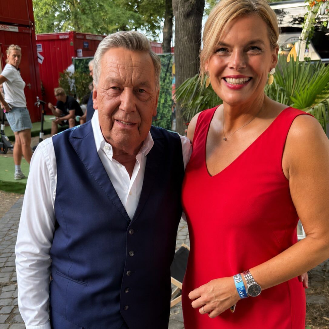 Julia Klöckner zusammen mit Roland Kaiser.