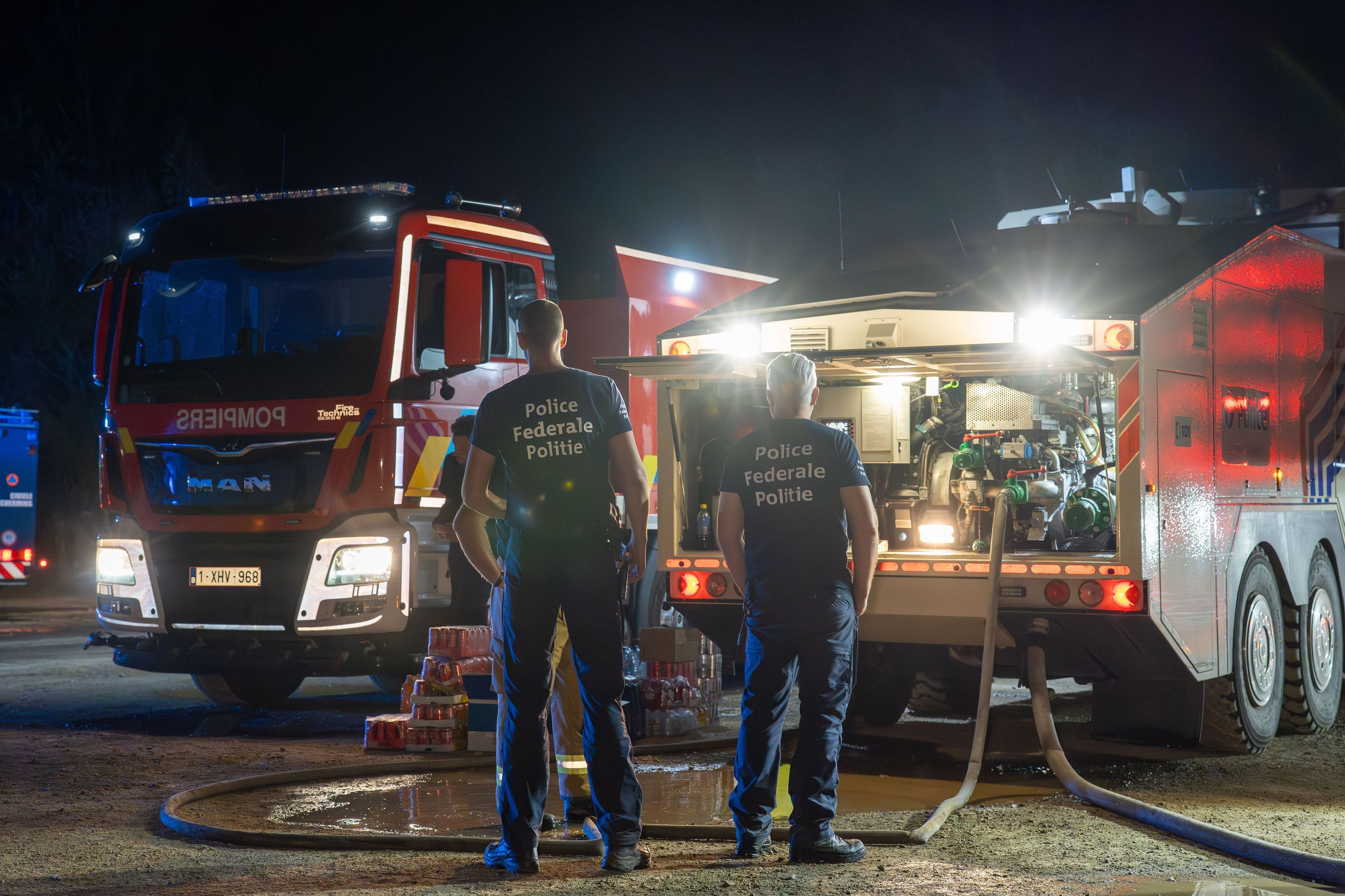 Rettungskräfte von Polizei und Feuerwehr sind bei einem Waldbrand im Einsatz. Wegen eines großen Waldbrandes im Hohen Venn hat die nordrhein-westfälische Stadt Monschau Bewohner mehrerer Siedlungen aufgefordert, sich auf eine mögliche Evakuierung vorzubereiten.