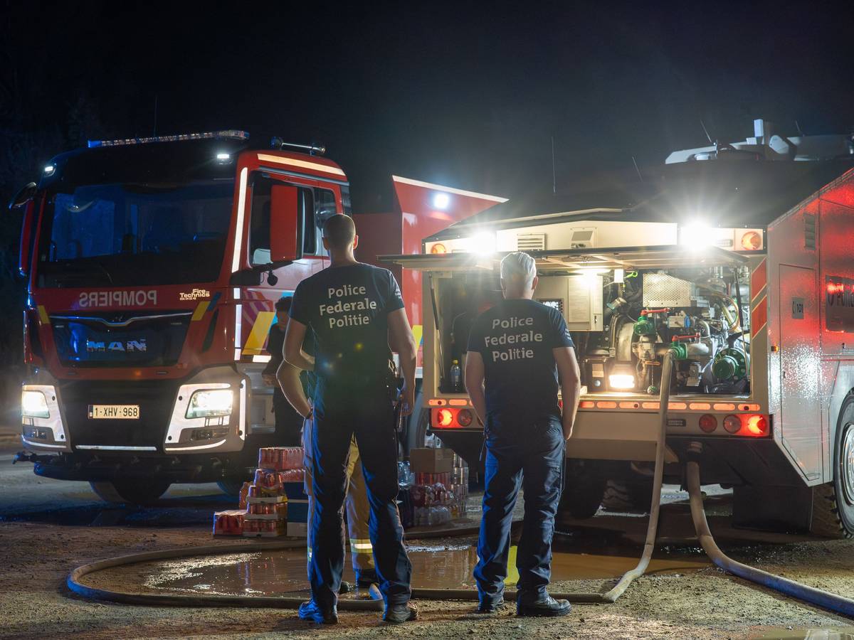 Rettungskräfte von Polizei und Feuerwehr sind bei einem Waldbrand im Einsatz. Wegen eines großen Waldbrandes im Hohen Venn hat die nordrhein-westfälische Stadt Monschau Bewohner mehrerer Siedlungen aufgefordert, sich auf eine mögliche Evakuierung vorzubereiten.