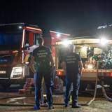 Rettungskräfte von Polizei und Feuerwehr sind bei einem Waldbrand im Einsatz. Wegen eines großen Waldbrandes im Hohen Venn hat die nordrhein-westfälische Stadt Monschau Bewohner mehrerer Siedlungen aufgefordert, sich auf eine mögliche Evakuierung vorzubereiten.