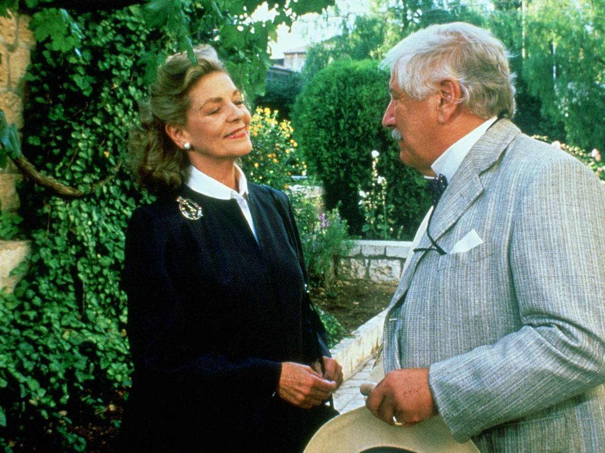 Im Zuge von Detektiv Hercule Poirots (Peter Ustinov) Ermittlungen geraten alle, auch die Abgeordnete Lady Westholme (Lauren Bacall), in Verdacht. (Bild: 2023 Metro-Goldwyn-Meyer Studios Inc.)