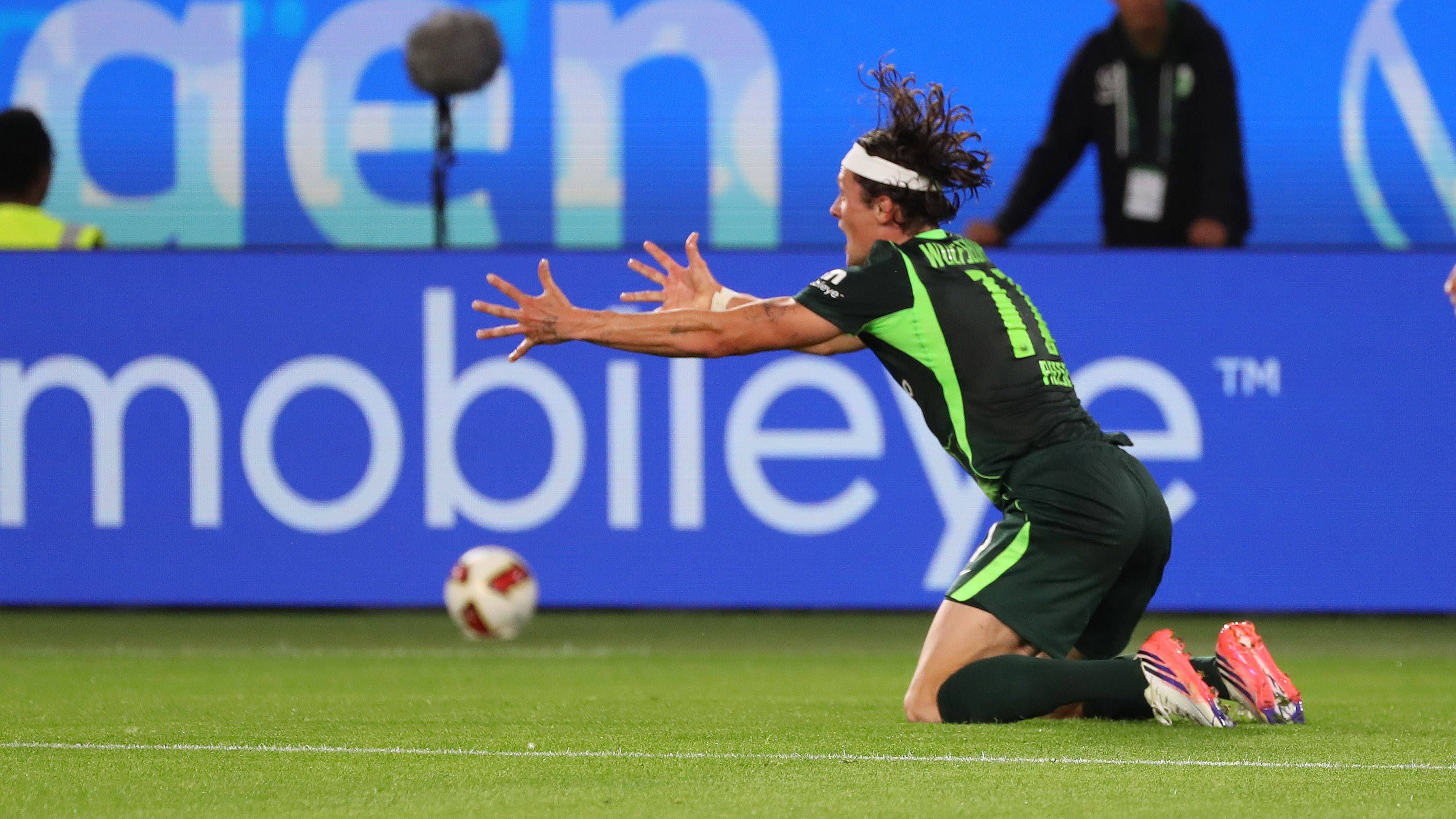Fabian Reese vom VfL Wolfsburg fordert gestenreich vom Schiedsrichter einen Pfiff.