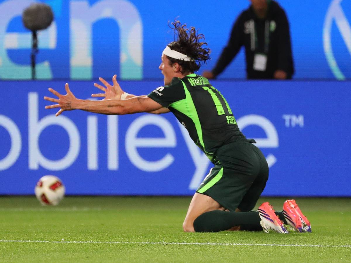 Fabian Reese vom VfL Wolfsburg fordert gestenreich vom Schiedsrichter einen Pfiff.