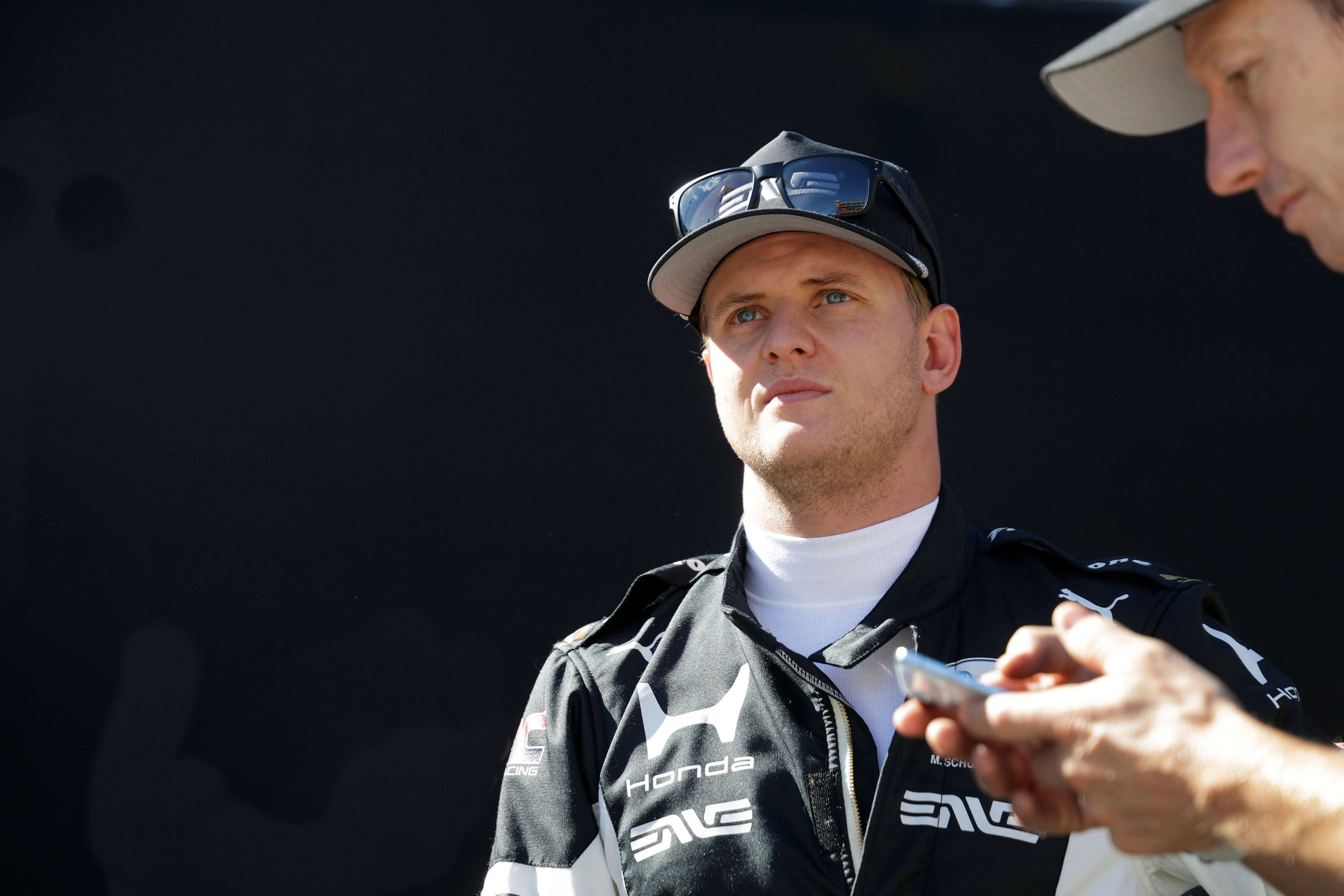 Mick Schumacher am Rande eines Rennens.