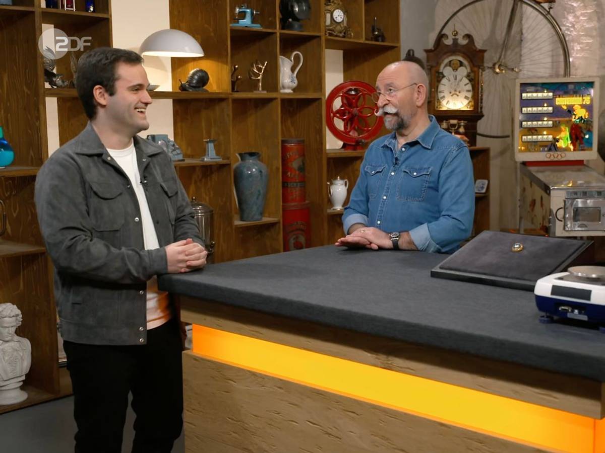 Der Verkäufer ahnt zu Beginn der ZDF-Trödelshow noch nicht, welche Expertise er für seine Fünf-Franken-Brosche erhalten würde. (Bild: ZDF)