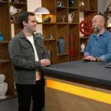 Der Verkäufer ahnt zu Beginn der ZDF-Trödelshow noch nicht, welche Expertise er für seine Fünf-Franken-Brosche erhalten würde. (Bild: ZDF)