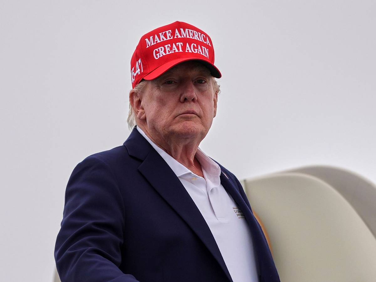 US-Präsident Donald Trump steigt auf dem Flughafen Morristown in die Air Force One ein.