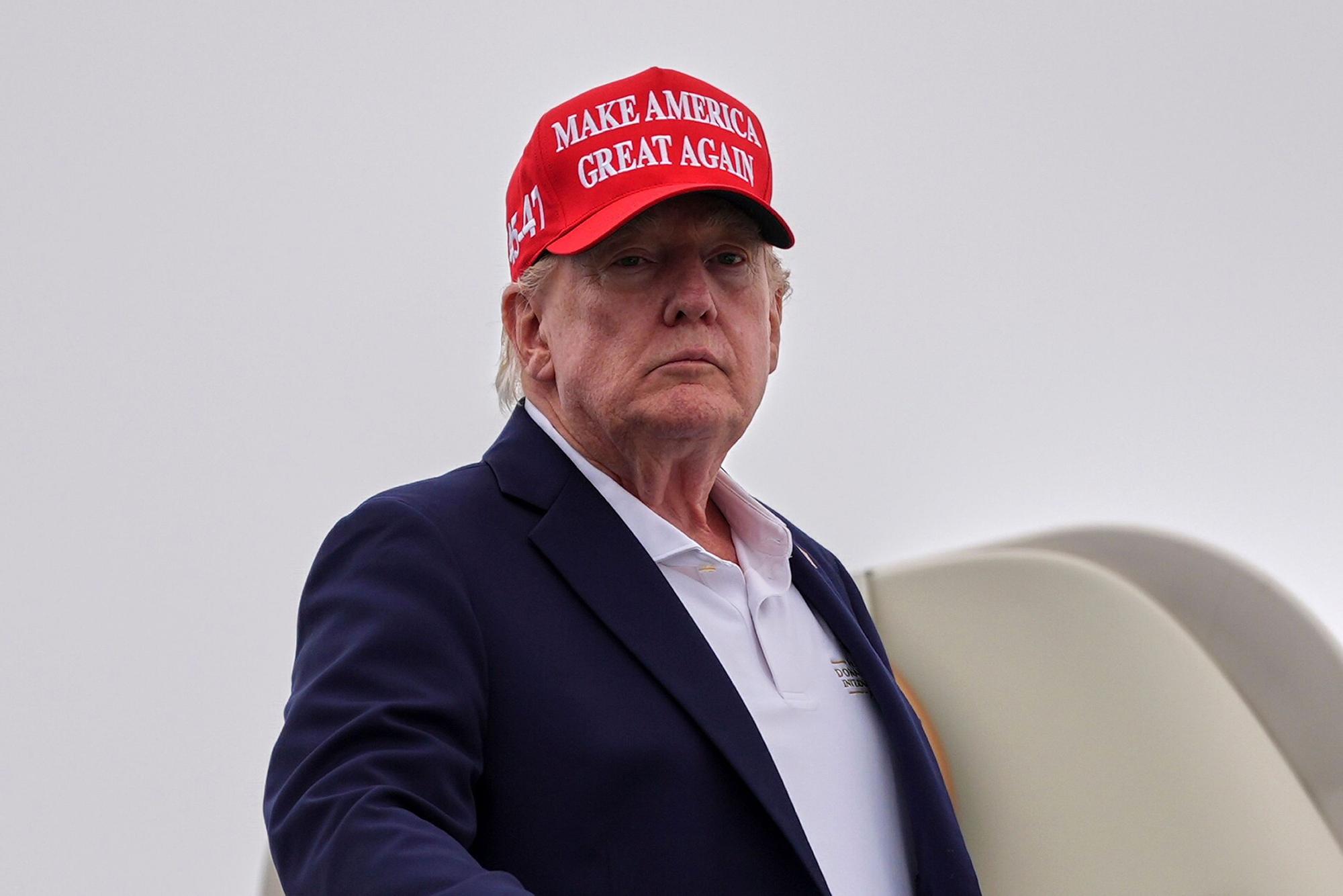 US-Präsident Donald Trump steigt auf dem Flughafen Morristown in die Air Force One ein.