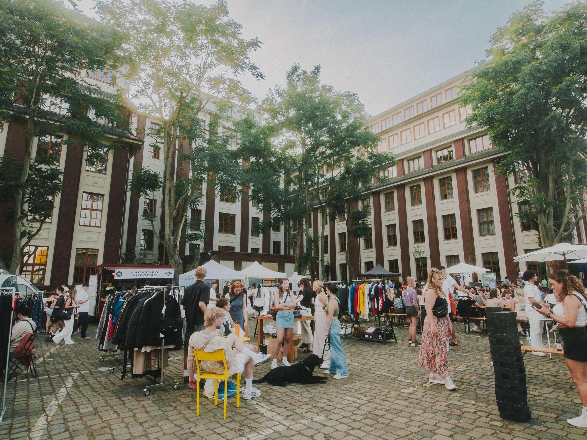 Die Stände des „local.cologne“-Markets zwischen den Backstein-Fassaden des Innenhofs der Schanzenstraße 28 in Mühlheim.