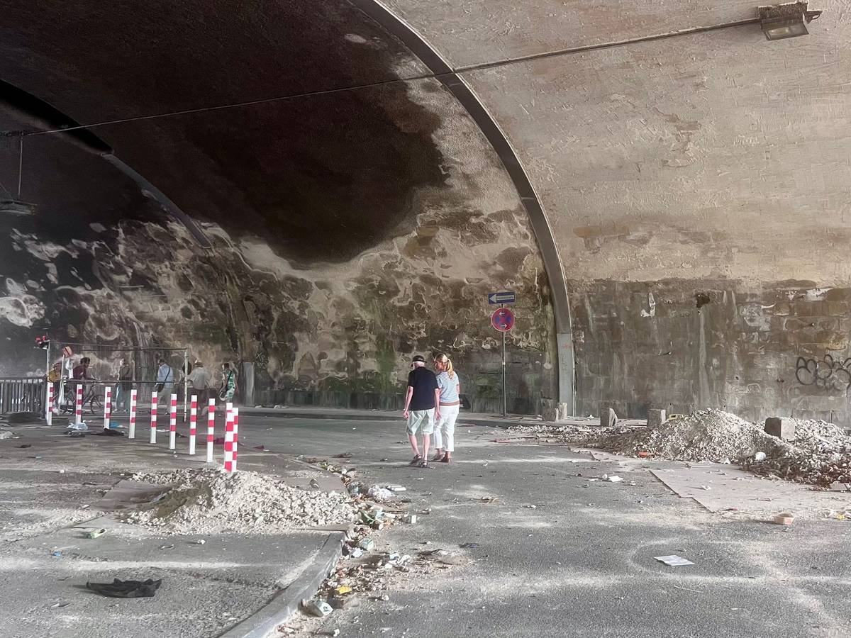 Samstagmittag, 15. August: Durch den Tunnel laufen Passanten.