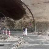 Samstagmittag, 15. August: Durch den Tunnel laufen Passanten.
