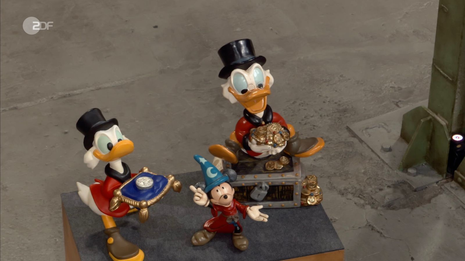 Die Disney-Figuren, Mickey Mouse und zwei Dagobert Ducks, datierte Detlev Kümmel in den 1980er Jahren. (Bild: ZDF)