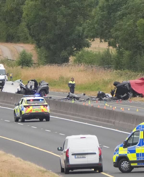 Einsatzkräfte stehen am Unfallort auf der M9 in Richtung Norden an der Anschlussstelle 3 im County Kildare. Bei einem Frontalzusammenstoß zwischen zwei PKWs sind mehrere Menschen ums Leben gekommen und weitere wurden schwer verletzt.