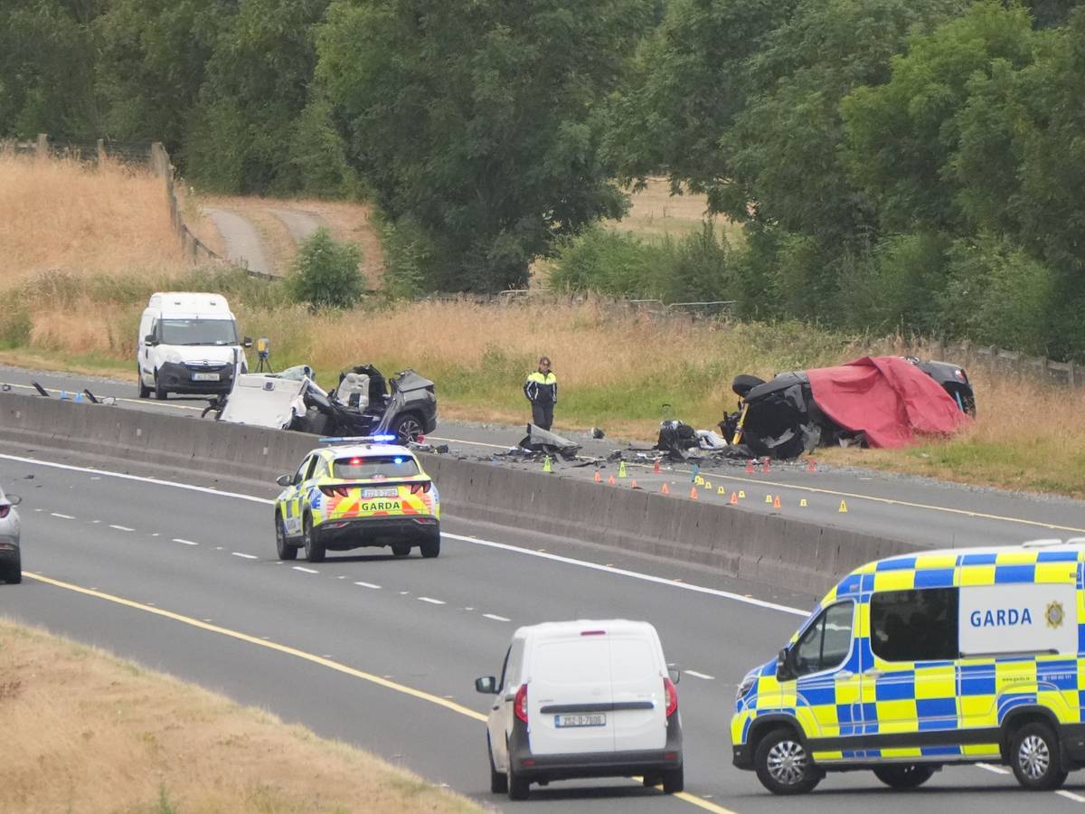Einsatzkräfte stehen am Unfallort auf der M9 in Richtung Norden an der Anschlussstelle 3 im County Kildare. Bei einem Frontalzusammenstoß zwischen zwei PKWs sind mehrere Menschen ums Leben gekommen und weitere wurden schwer verletzt.