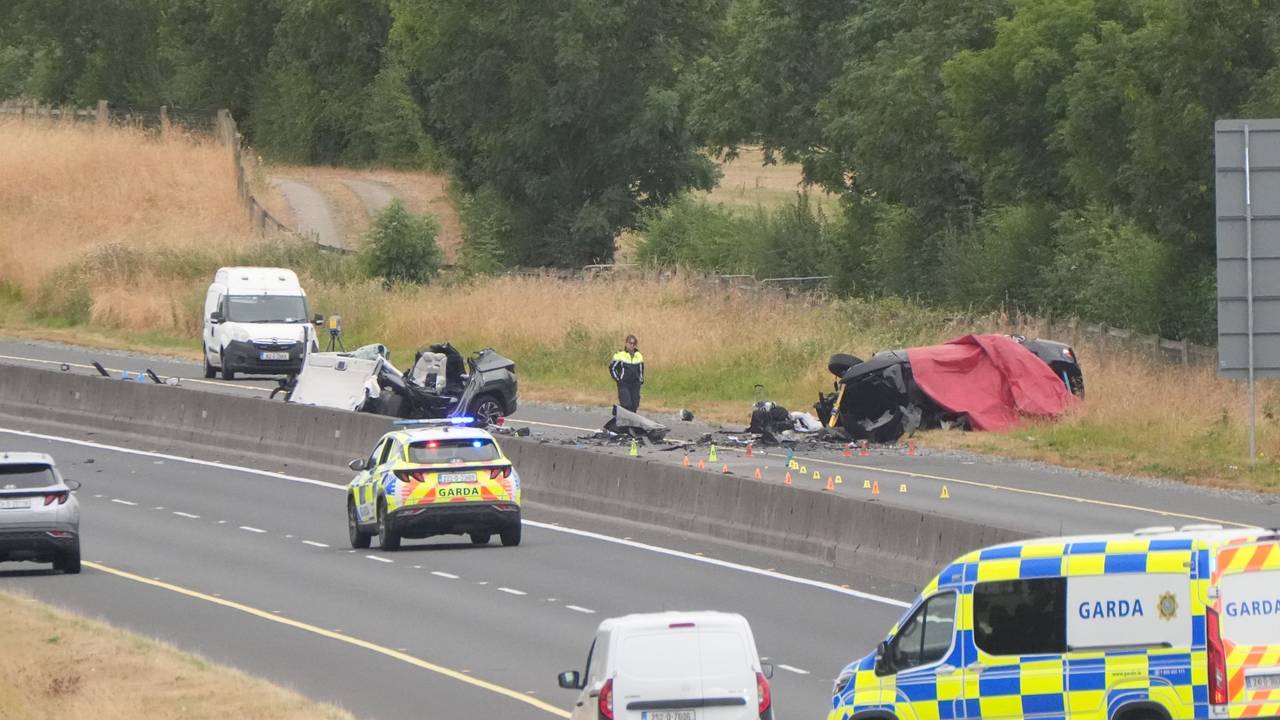 Einsatzkräfte stehen am Unfallort auf der M9 in Richtung Norden an der Anschlussstelle 3 im County Kildare. Bei einem Frontalzusammenstoß zwischen zwei PKWs sind mehrere Menschen ums Leben gekommen und weitere wurden schwer verletzt.