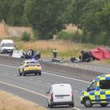 Einsatzkräfte stehen am Unfallort auf der M9 in Richtung Norden an der Anschlussstelle 3 im County Kildare. Bei einem Frontalzusammenstoß zwischen zwei PKWs sind mehrere Menschen ums Leben gekommen und weitere wurden schwer verletzt.