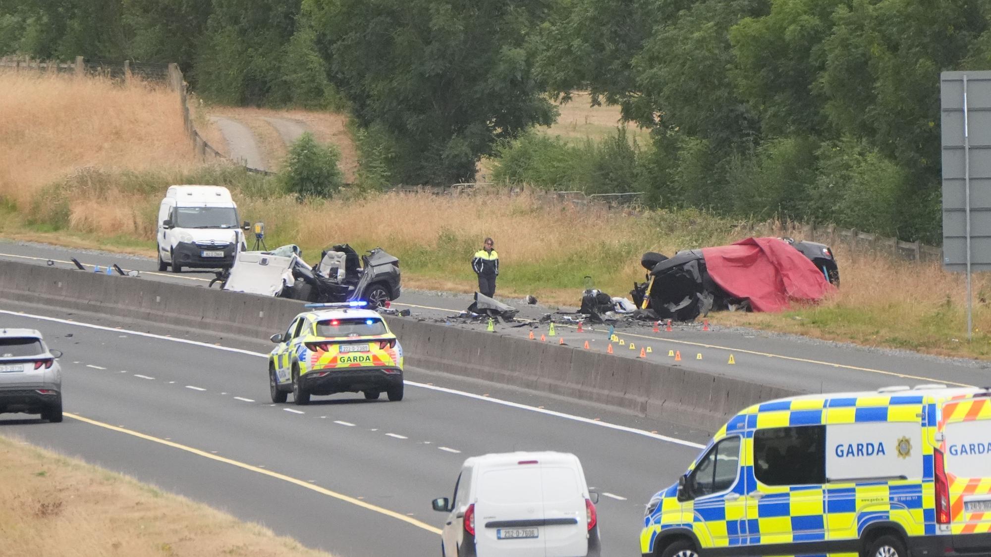 Einsatzkräfte stehen am Unfallort auf der M9 in Richtung Norden an der Anschlussstelle 3 im County Kildare. Bei einem Frontalzusammenstoß zwischen zwei PKWs sind mehrere Menschen ums Leben gekommen und weitere wurden schwer verletzt.