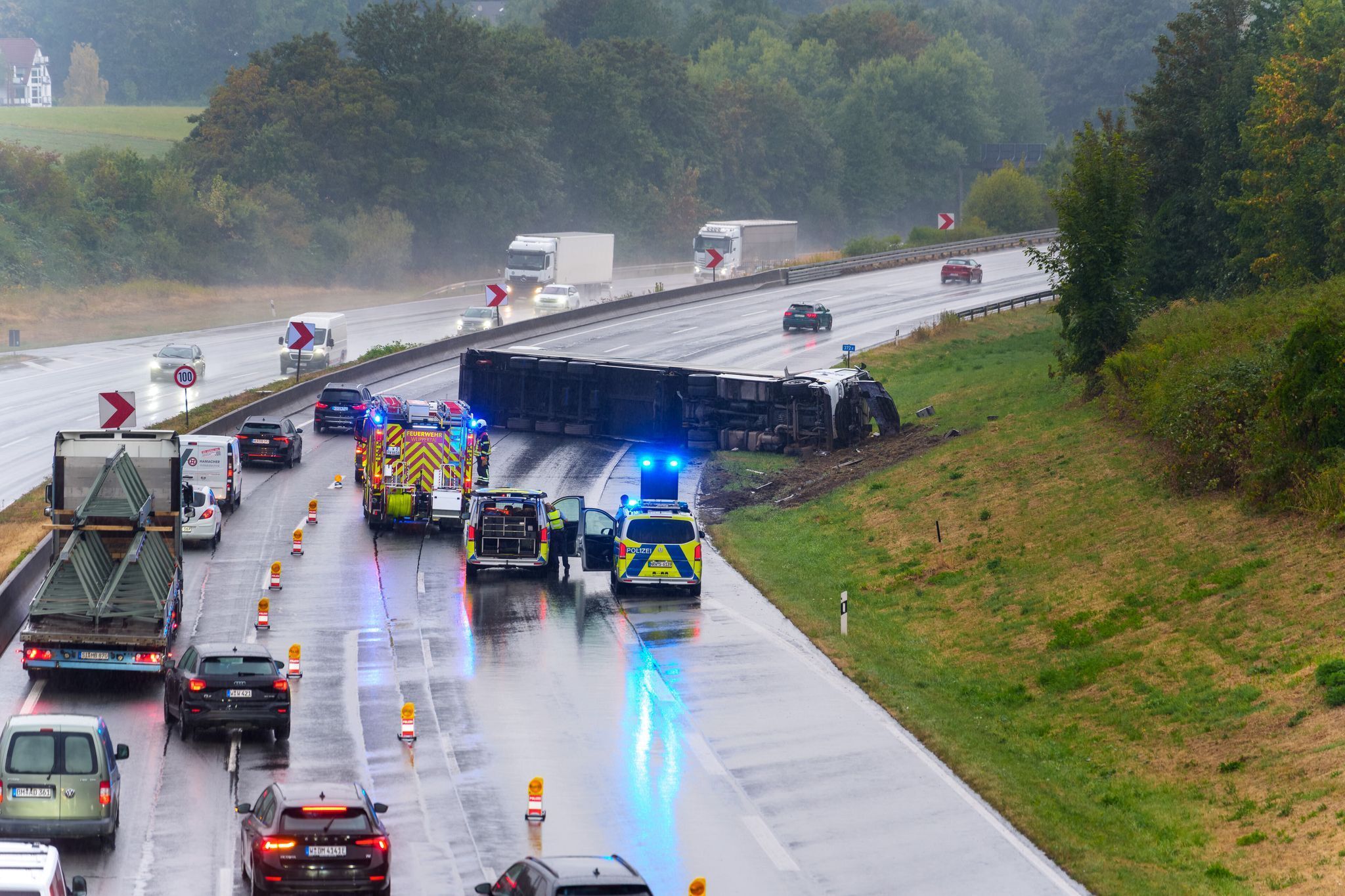 Umgekippter Lkw auf A1 - mehrere Kilometer Rückstau