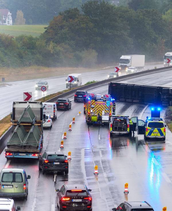 Umgekippter Lkw auf A1 - mehrere Kilometer Rückstau