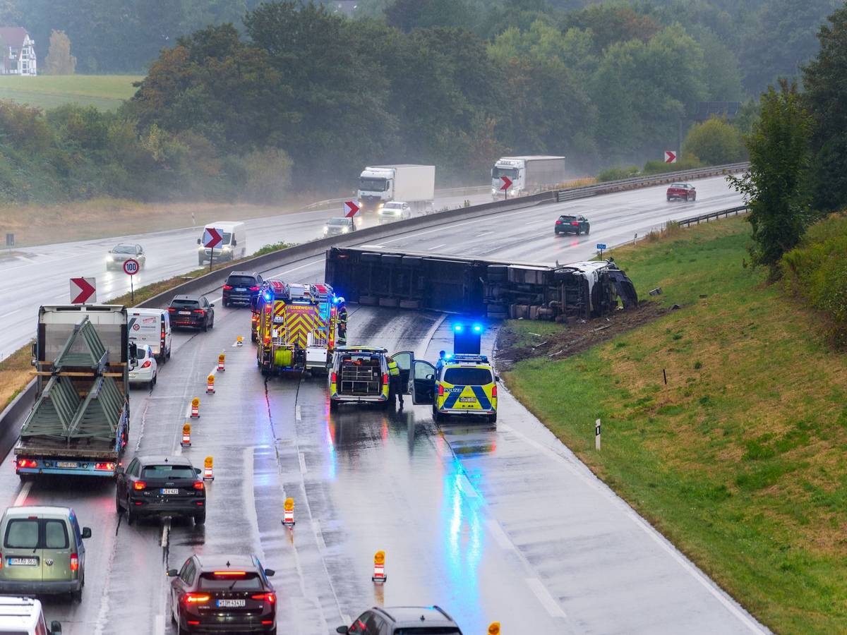 Umgekippter Lkw auf A1 - mehrere Kilometer Rückstau