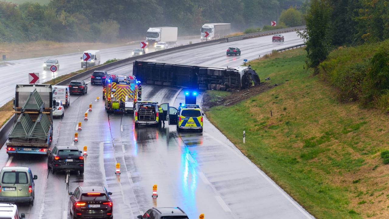 Umgekippter Lkw auf A1 - mehrere Kilometer Rückstau