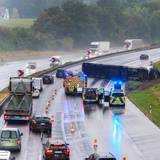 Umgekippter Lkw auf A1 - mehrere Kilometer Rückstau