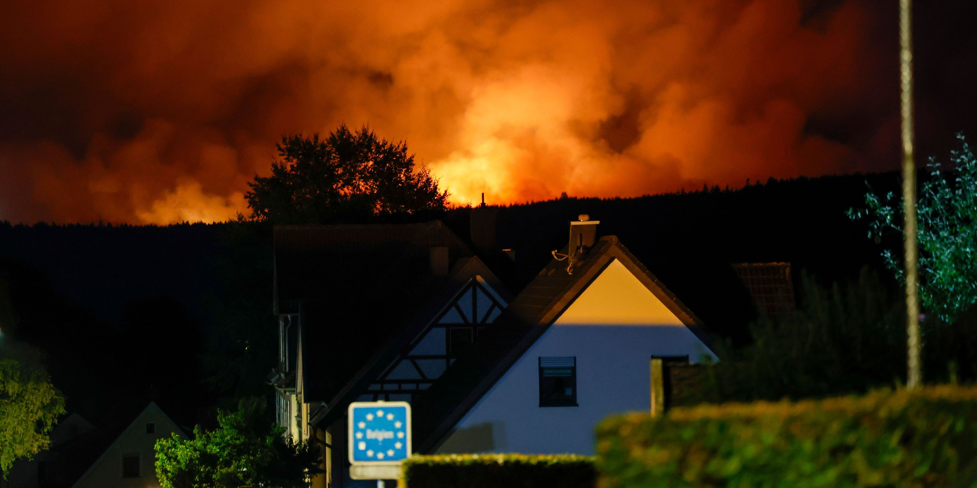 Blick von dem Ortsteil Monschau-Kalterherberg auf die belgische Seite, wo das Hohe Venn in Flammen steht. Weite Teile des Hohen Venn an der Grenze zu Deutschland sind von den Flammen betroffen.