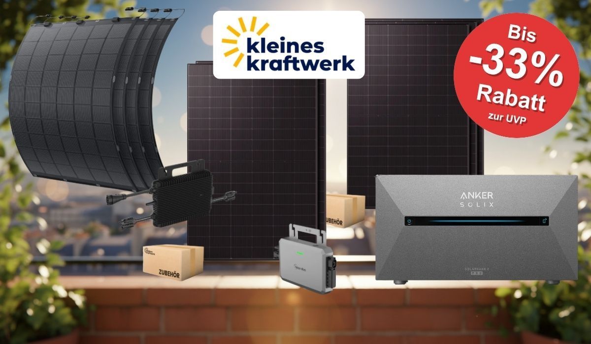 Verschiedene Solarmodule und Balkonkraftwerk-Sets von Kleines Kraftwerk auf einem Balkon vor Stadtsilhouette und blauem Himmel: rechts starre bifaziale Solarmodule mit Hoymiles-Wechselrichter, links flexible TopCon-Module, unten rechts ein Anker SOLIX 2 Speicher. Oben mittig das Logo von Kleines Kraftwerk.