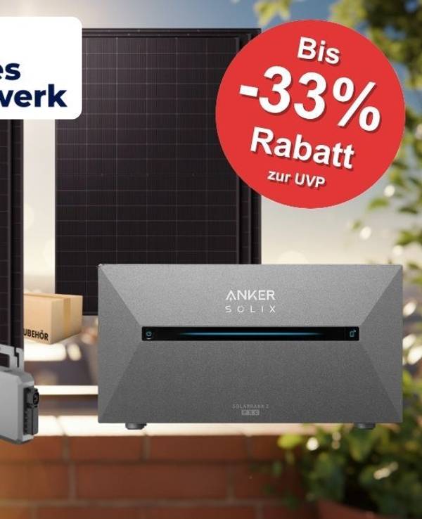 Verschiedene Solarmodule und Balkonkraftwerk-Sets von Kleines Kraftwerk auf einem Balkon vor Stadtsilhouette und blauem Himmel: rechts starre bifaziale Solarmodule mit Hoymiles-Wechselrichter, links flexible TopCon-Module, unten rechts ein Anker SOLIX 2 Speicher. Oben mittig das Logo von Kleines Kraftwerk.