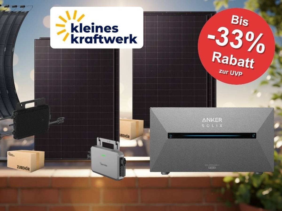 Verschiedene Solarmodule und Balkonkraftwerk-Sets von Kleines Kraftwerk auf einem Balkon vor Stadtsilhouette und blauem Himmel: rechts starre bifaziale Solarmodule mit Hoymiles-Wechselrichter, links flexible TopCon-Module, unten rechts ein Anker SOLIX 2 Speicher. Oben mittig das Logo von Kleines Kraftwerk.