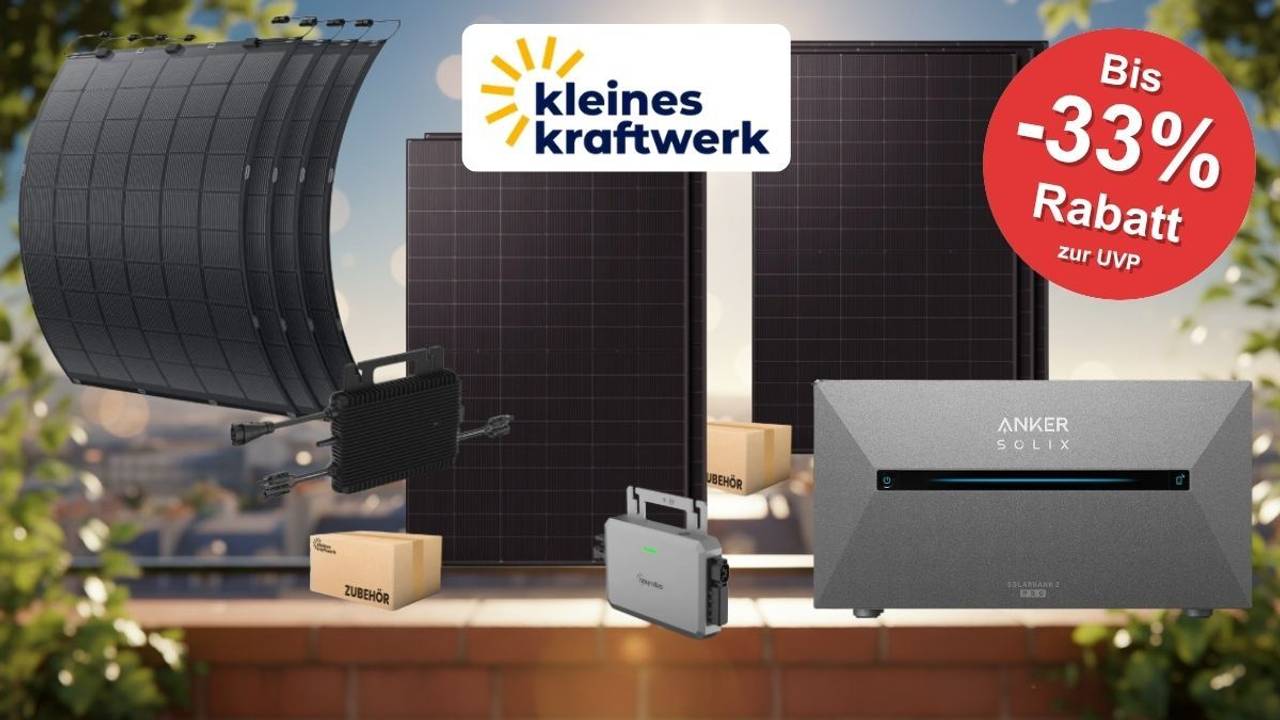 Verschiedene Solarmodule und Balkonkraftwerk-Sets von Kleines Kraftwerk auf einem Balkon vor Stadtsilhouette und blauem Himmel: rechts starre bifaziale Solarmodule mit Hoymiles-Wechselrichter, links flexible TopCon-Module, unten rechts ein Anker SOLIX 2 Speicher. Oben mittig das Logo von Kleines Kraftwerk.