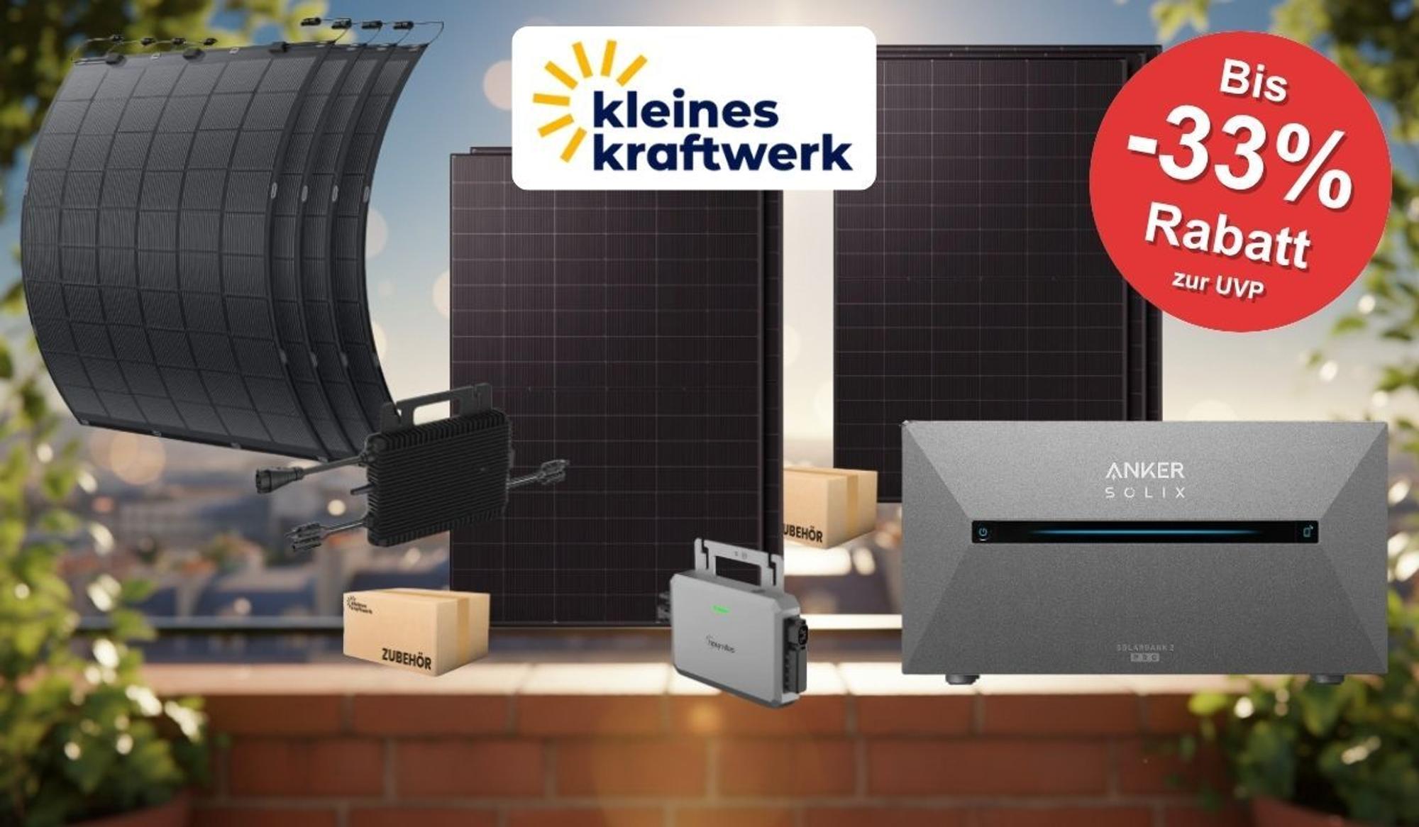 Verschiedene Solarmodule und Balkonkraftwerk-Sets von Kleines Kraftwerk auf einem Balkon vor Stadtsilhouette und blauem Himmel: rechts starre bifaziale Solarmodule mit Hoymiles-Wechselrichter, links flexible TopCon-Module, unten rechts ein Anker SOLIX 2 Speicher. Oben mittig das Logo von Kleines Kraftwerk.