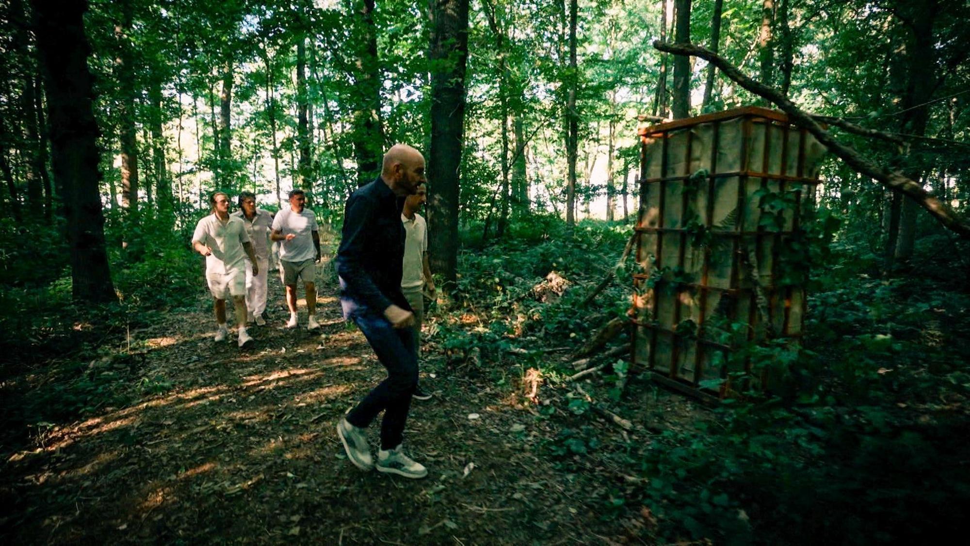 Im Wald finden die Mitspieler bei der Schnitzeljagd einen Käfig und befreien draus - Cathy Hummels. Die jammert über Nervenzusammenbruch und stundenlanges Warten auf Befreiung.
(Bild: RTL)