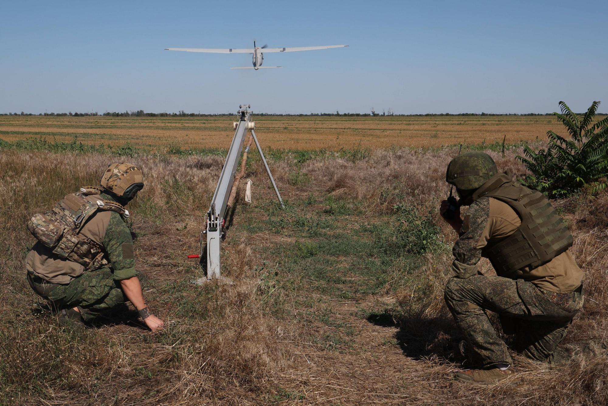 Russische Soldaten starten in Cherson eine Aufklärungsdrohne vom Typ „Orlan-10“.