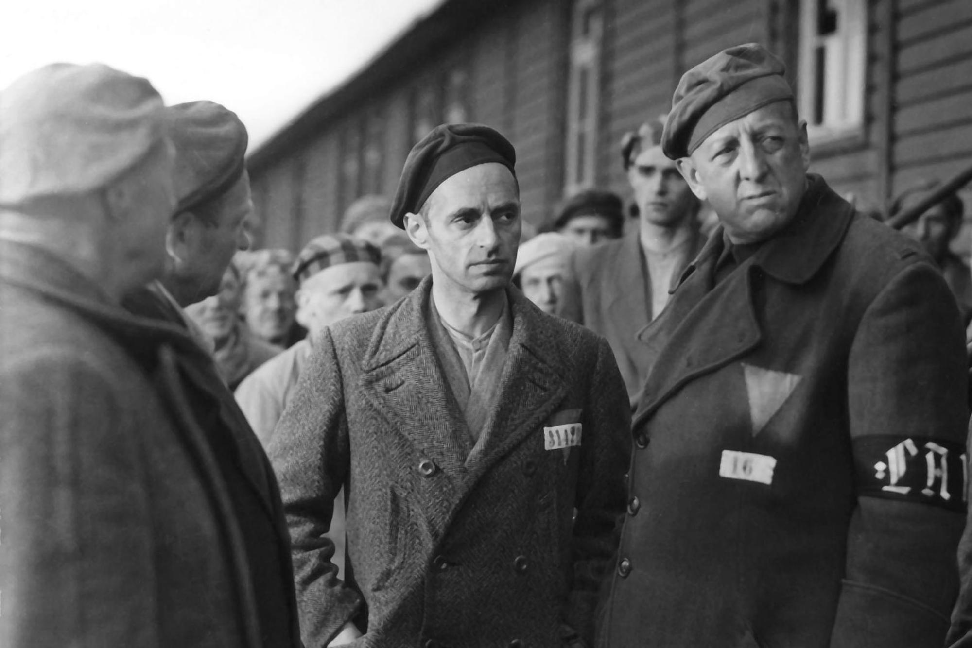 Buchenwald im März 1945, das Konzentrationslager steht kurz vor seiner Befreiung: Bochow (Gerry Wolff, Mitte) und Krämer (Erwin Geschonneck, rechts) beraten die Lage. (Bild: ARTE / Progress / Waltraut Pathenheime)