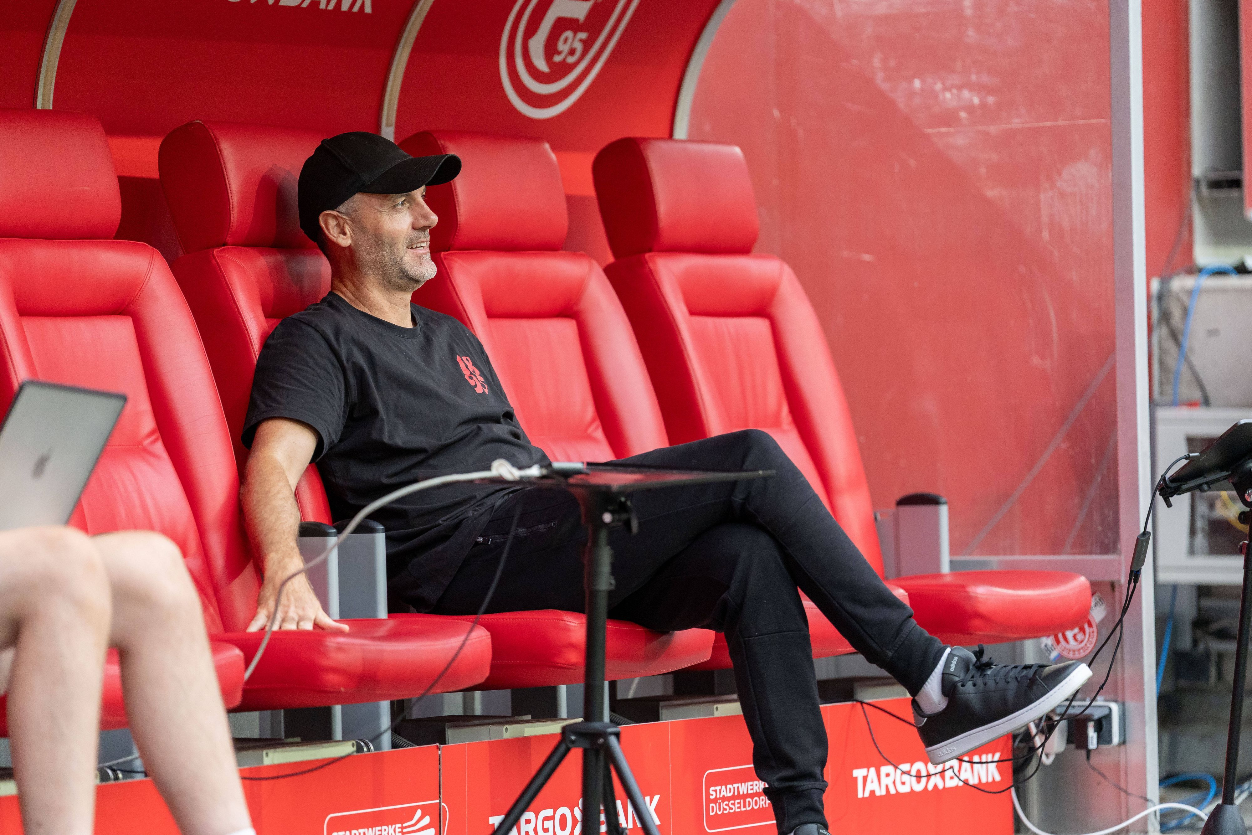 Alexander Ende sitzt auf der Trainerbank von Fortuna Düsseldorf.