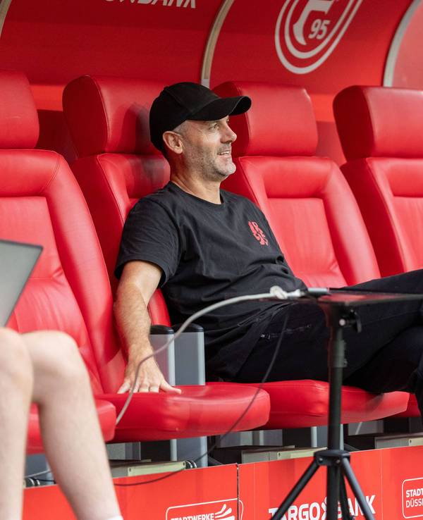 Alexander Ende sitzt auf der Trainerbank von Fortuna Düsseldorf.