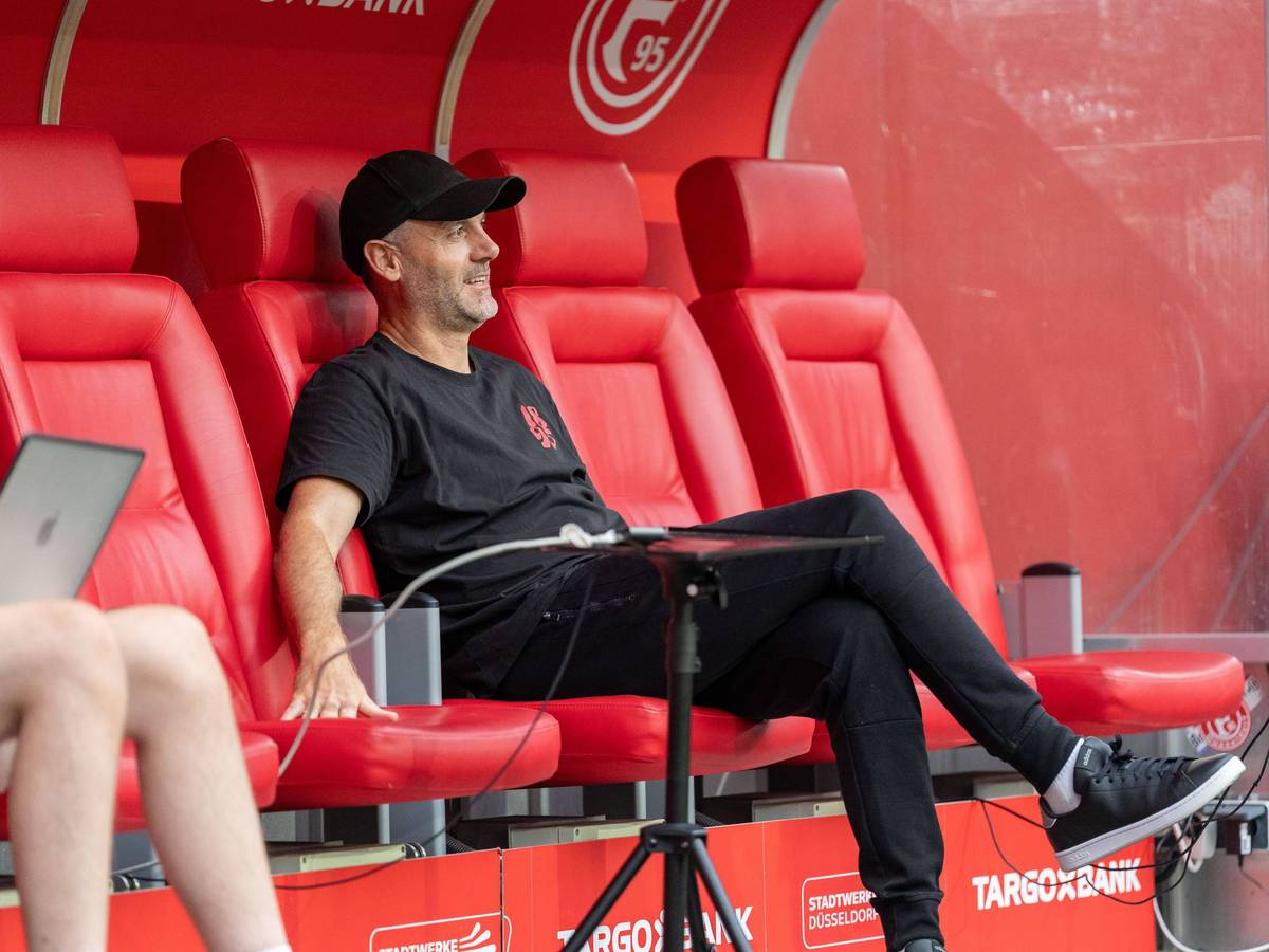 Alexander Ende sitzt auf der Trainerbank von Fortuna Düsseldorf.